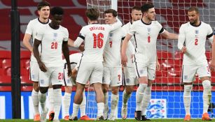 Jugadores ingleses festejan un gol contra Islandia 
