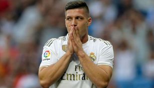 Luka Jovic durante un duelo con el Real Madrid 