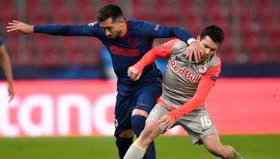 Herrera protege el balón ante el acoso de un rival en la Champions