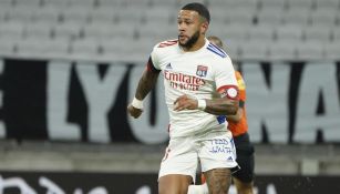 Memphis Depay durante un duelo con el Olympique de Lyon