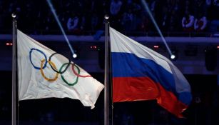 Bandera de los aros olímpicos y de Rusia