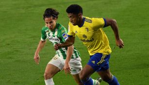 Diego Lainez disputa el balón en el partido contra Cádiz