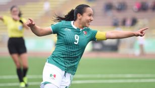 Charlyn Corral festeja un gol con el Tri