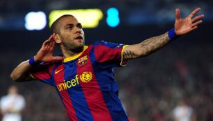 Dani Alves celebra un gol con el Barcelona