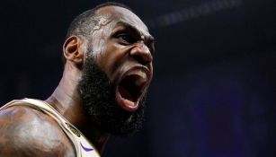 LeBron James en un partido con los Lakers