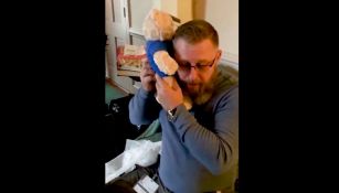 Padre escucha latidos de su hijo en oso de peluche