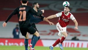 Kolasinac pelea el balón en un juego del Arsenal