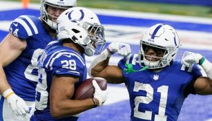 Jugadores de los Colts celebran un touchdown para los Jaguars