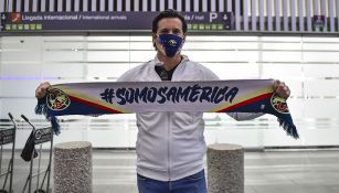 Santiago Solari a su llegada al aeropuerto