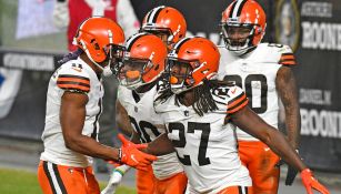 Jugadores de los Browns festejan una jugada ante los Steelers