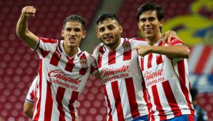 Uriel Antuna, Alexis Vega y JJ Macías en festejo