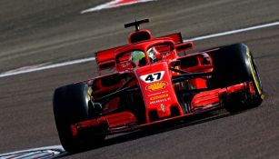 Automóvil de Ferrari en una carrera