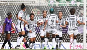 Daniela Espinosa festeja un gol con sus compañeras 