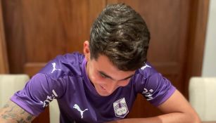 Diego Abreu firmando contrato con el Defensor Sporting