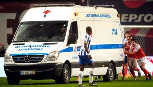 Jugadores empujando la ambulancia fuera del terreno de juego