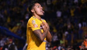 Salcedo en festejo de gol