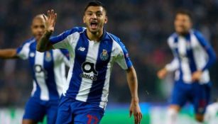 Tecatito Corona en partido con Porto