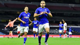 Cabecita Rodríguez en celebración de gol con Cruz Azul