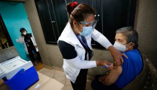 Persona de la tercera edad es vacunada contra el Covid-19 en México
