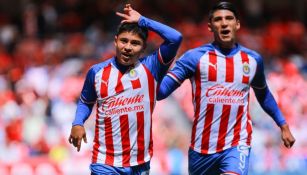 Alan Pulido festejando un gol con Eduardo López