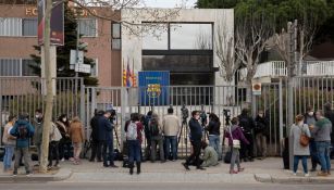 Periodistas afuera de las oficinas del Barcelona