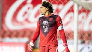 Guillermo Ochoa en un partido con el América