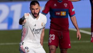 Karim Benzema tras anotar gol ante el Elche