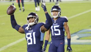 Jonnu Smith festeja una jugada con los Titans