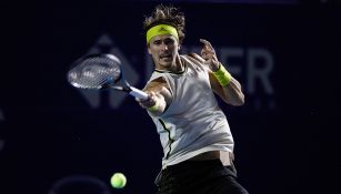 Zverev golpea la pelota en el partido ante Djere