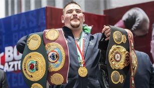  Andy Ruiz posa con los cinturones de AMB, FIB y OMB 