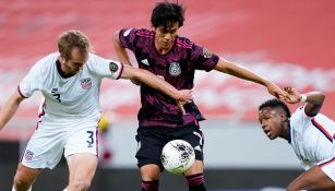 JJ Macías pelea el balón en el juego contra Estados Unidos