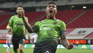 Darío Lezcano festeja un gol con Juárez