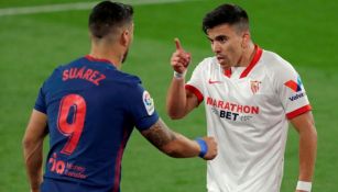 Luis Suárez y Marcos Acuña en el juego entre el Atlético de Madrid y el Sevilla