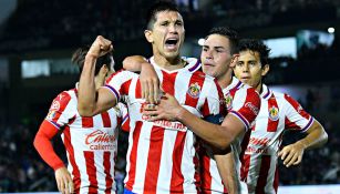 Lalo Torres celebra con Jesús Molina un gol de Chivas 