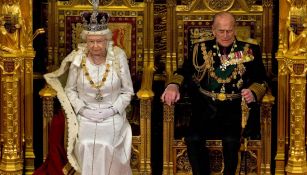 La reina Isabel II y el príncipe Felipe en la Cámara de los Lores en Londres