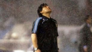 Diego Armando Maradona bajo la lluvia luego de un partido