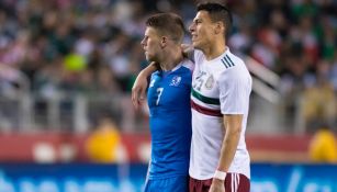 Héctor Moreno y Gudmundsson en un partido entre México e Islandia