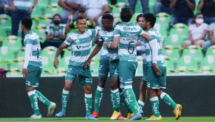 Jugadores de Santos celebran gol vs Toluca