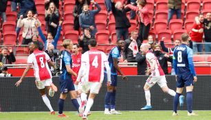 Jugadores del Ajax celebran gol ante AZ Alkmaar