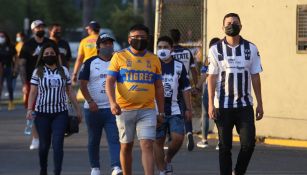 Aficionados de Tigres y Rayados en el Clásico Regio