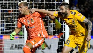 Nahuel y Gignac en festejo de gol