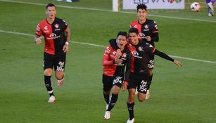 Ian Torres y Diego Barbosa festejan un gol