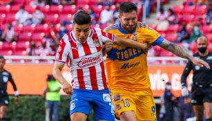 Gignac y Beltrán en el partido entre Chivas y Tigres