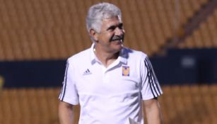 Ricardo Ferretti, sonríe tras un juego