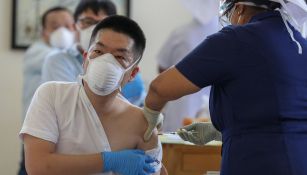 Habitante de Chine recibe vacuna contra el Covid-19