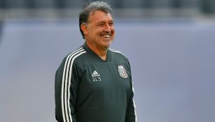 Tata Martino sonríe en un entrenamiento de la Selección Mexicana