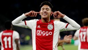 Edson Álvarez en un partido con el Ajax