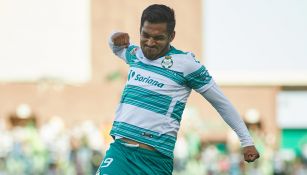  Eduardo Aguirre festeja un gol con Santos Laguna 