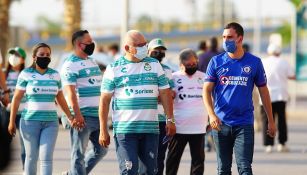 Aficionados de Cruz Azul y Santos previo al partido 