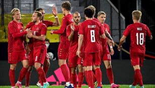 Jugadores de Dinamarca celebran un gol